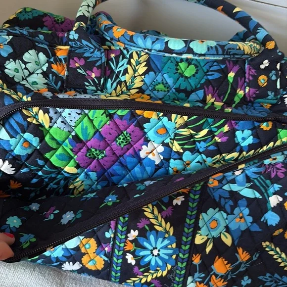 Vera Bradley duffle bag. - Picture 4 of 7